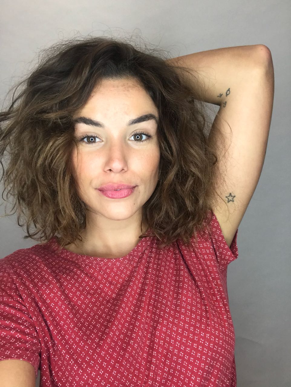 De leve: Juliane Araújo muda o cabelo